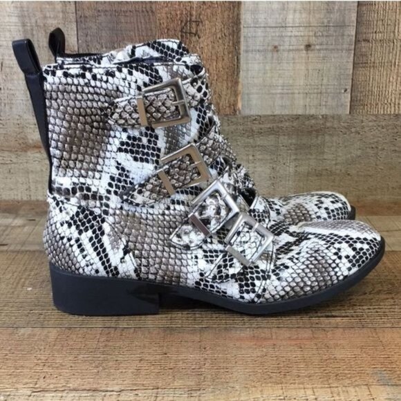 Qupid White Black Snake Print Leather Ankle Booties Womens 7‎ Heeled Boots - Picture 1 of 13